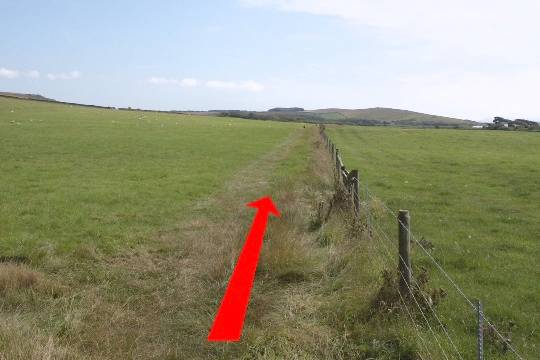 Walk direction photograph: 10 for walk Around Chapel Hill, Abbotsbury, Dorset, South West England.