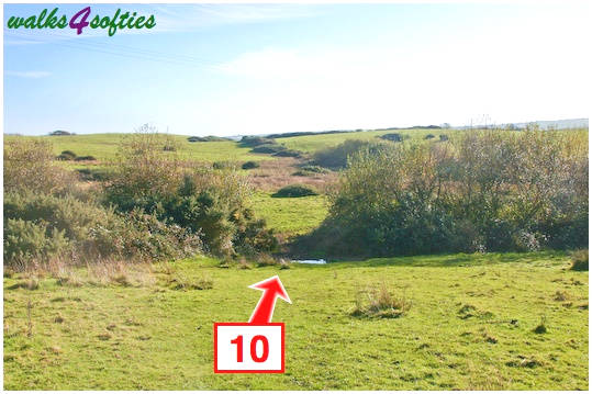 Walk direction photograph: 10 for walk Valley and East Hill, Corfe Castle, Dorset, South West England.