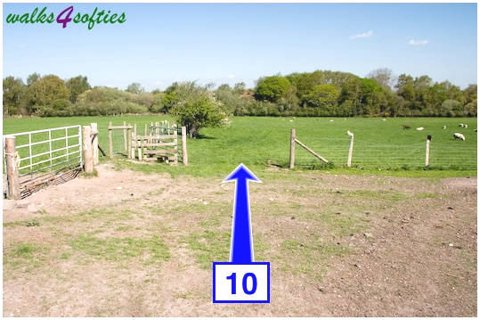 Walk direction photograph: 10 for walk Purbeck Way and West Hill, Corfe Castle, Dorset, South West England.