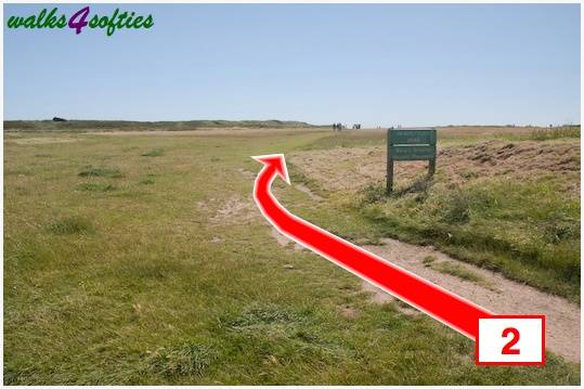 Walk direction photograph: 2 for walk Mudeford Sandbank, Hengistbury Head, Dorset, South West England.