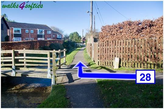 Walk direction photograph: 28 for walk Jack's Hedge Corner, Cranborne, Dorset, South West England.