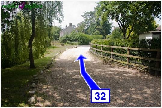 Walk direction photograph: 32 for walk Maiden Castle, The Brewers Arms, Martinstown, Dorset, South West England.