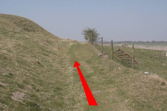 Walking direction photo: 3 for walk Around the Old Castle, Old Sarum, Wiltshire.