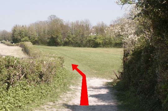 Walk direction photograph: 18 for walk Around the Old Castle, Old Sarum, Wiltshire, South West England.