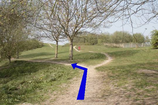 Walking direction photo: 20 for walk  Towards New Sarum, Old Sarum, Wiltshire.