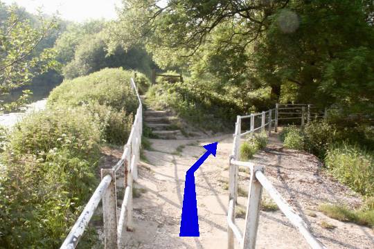 Walk direction photograph: 22 for walk Broad Oak, Sturminster Newton, Dorset, South West England.